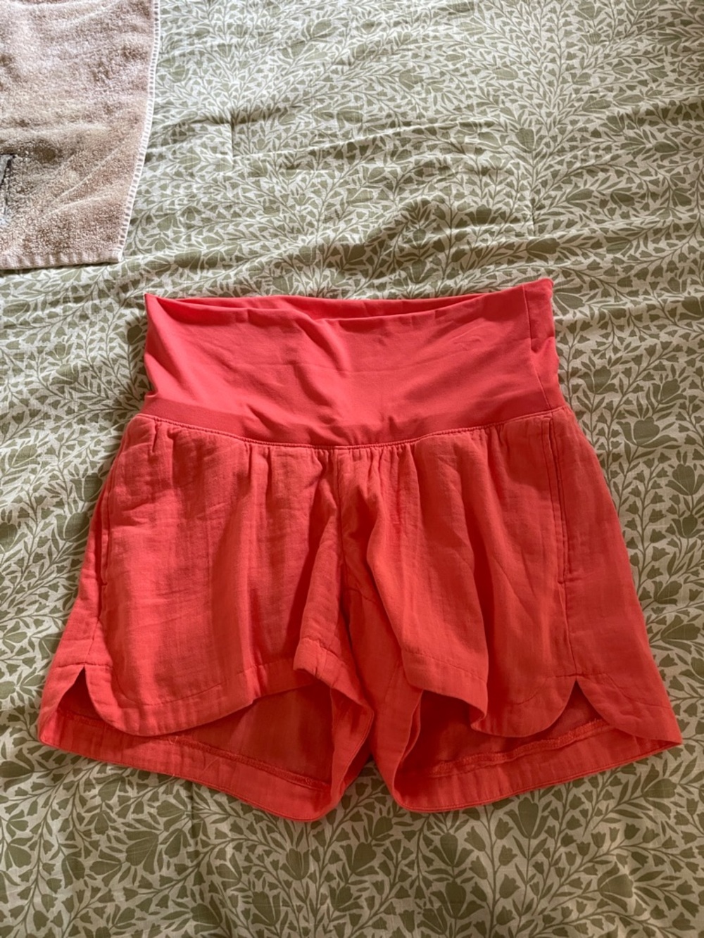 NWOT Old Navy Full Panel Linen Maternity Shorts